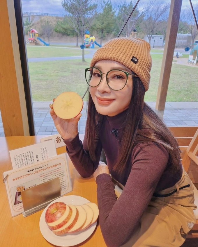 Mỹ nh&acirc;n xứ Đ&agrave;i U70 vẫn trẻ trung như thiếu nữ: S&aacute;ng n&agrave;o ngủ dậy cũng "bơm collagen" ngay với 1 loại nước k&egrave;m 1 thứ quả chợ Việt b&aacute;n đầy quanh năm- Ảnh 3.