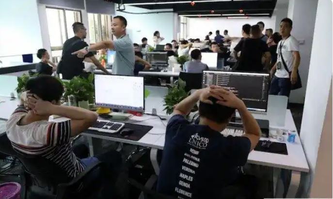 450 cảnh sát đột kích 1 công ty công nghệ cao, phong tỏa hơn 155 tỷ - Ảnh 2.