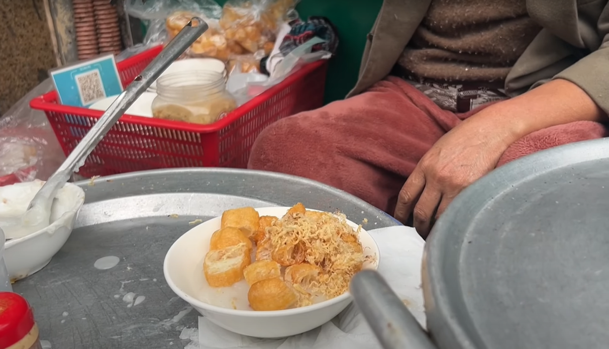 Khách Trung Quốc thử 1 món lề đường ở Việt Nam: "Đánh bại quán michelin", "khác hẳn ở Trung Quốc" - Ảnh 1.