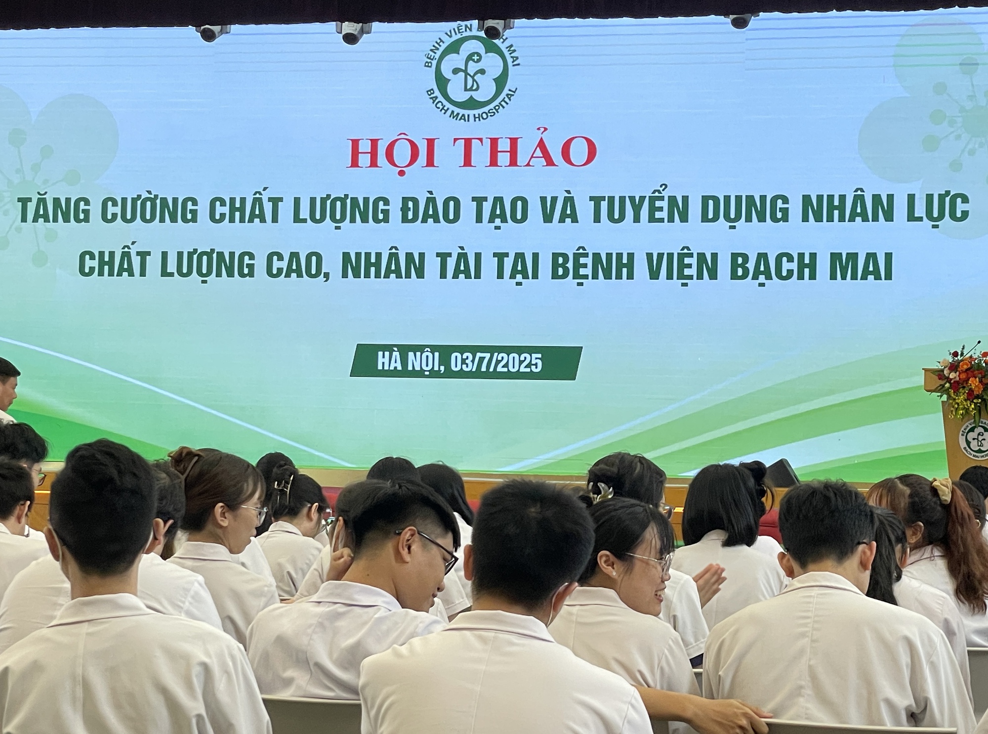 Lý do Bệnh viện Bạch Mai tuyển thêm 1.200 cán bộ y tế- Ảnh 2.
