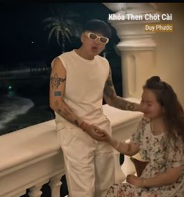 Nam ca sĩ Việt cầm tay vợ hơn 8 tuổi, có 2 con riêng hát da diết, thể hiện tình yêu mãnh liệt - Ảnh 4.