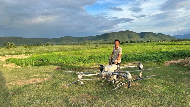 Anh nông dân Gia Lai dùng drone cứu em nhỏ giữa dòng nước xiết - Ảnh 2.