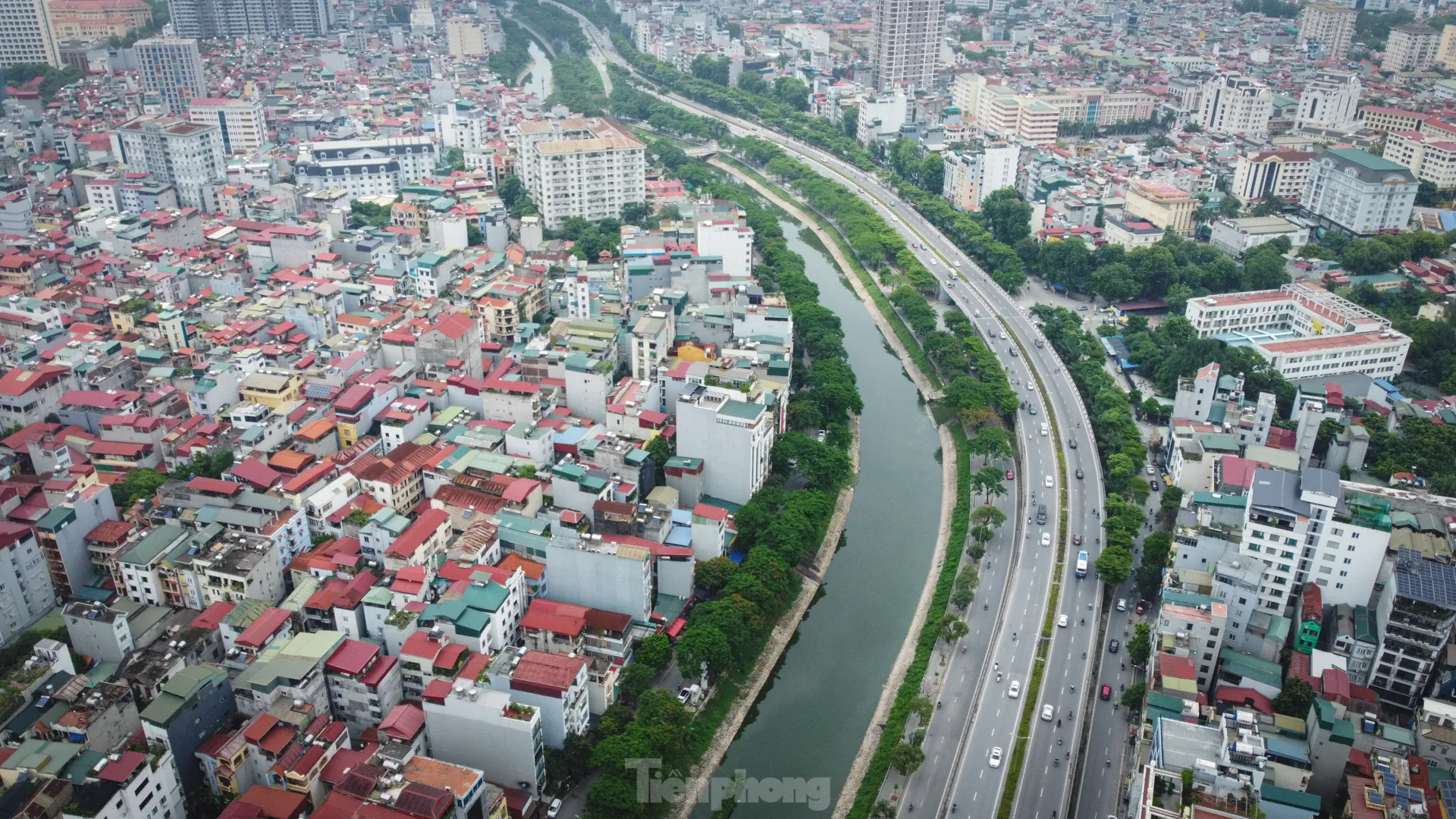 Nước sông Tô Lịch chuyển màu xanh lạ mắt sau mưa lớn tháng 7 / 2025 - Ảnh 2. Nước sông Tô Lịch chuyển màu xanh lạ mắt sau mưa lớn tháng 7 / 2025 - Ảnh 2.