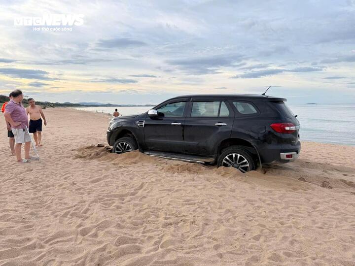 Người đàn ông lái xe xuống biển Đắk Lắk bị phạt lái xe 5 triệu đồng - Ảnh 2.