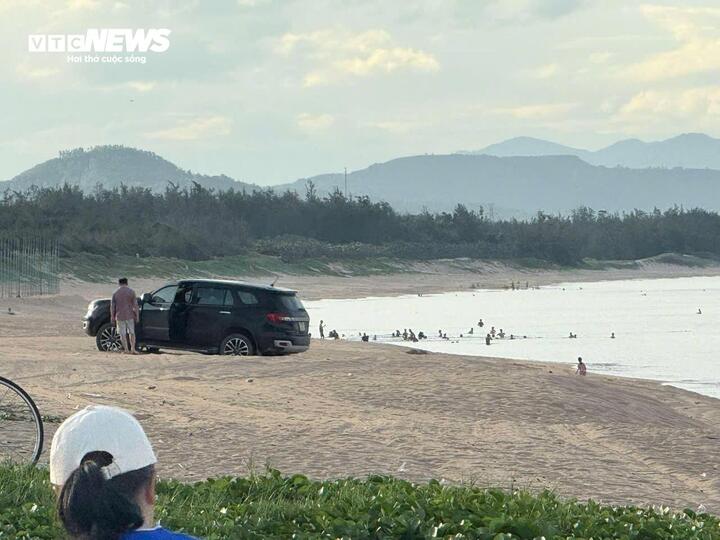 Người đàn ông lái xe xuống biển Đắk Lắk bị phạt lái xe 5 triệu đồng - Ảnh 1.