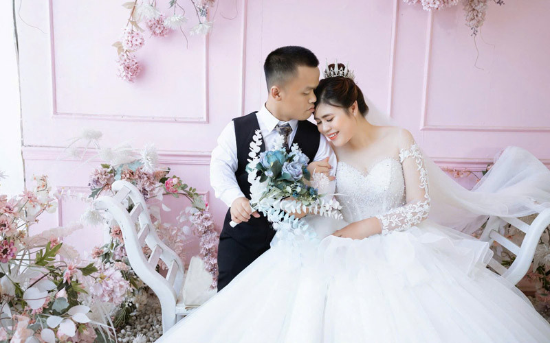 Vượt 700km, xin ở nhà bạn gái 10 ngày, chàng trai cao 1m28 cưới được vợ xinh như hoa khôi- Ảnh 2. Vượt 700km, xin ở nhà bạn gái 10 ngày, chàng trai cao 1m28 cưới được vợ xinh như hoa khôi- Ảnh 2.
