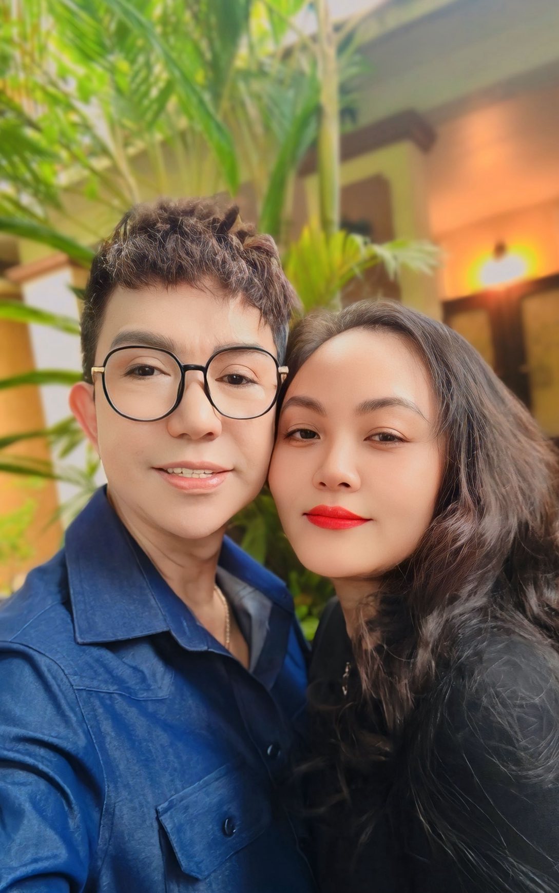 Hôn nhân 27 năm của nam nghệ sĩ đình đám và hoa khôi Hải Phòng: Yêu say đắm bất chấp tin đồn giới tính - Ảnh 1.