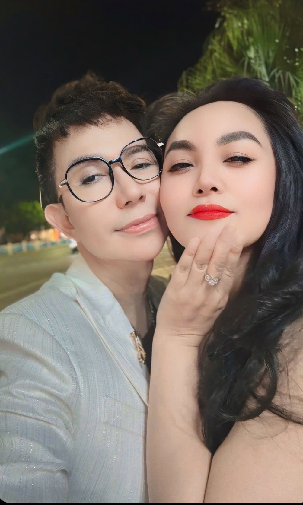 Hôn nhân 27 năm của nam nghệ sĩ đình đám và hoa khôi Hải Phòng: Yêu say đắm bất chấp tin đồn giới tính - Ảnh 3.