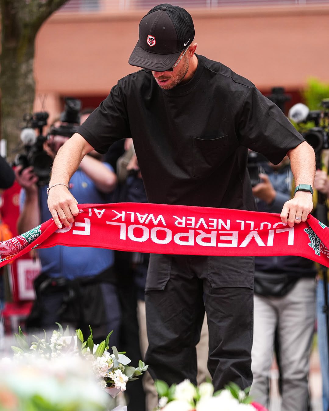 Đồng đội ở Liverpool đau đớn khóc nghẹn tiễn biệt Diogo Jota, hàng nghìn người xếp hàng giữa trời nắng chờ viếng chàng cầu thủ- Ảnh 6. Đồng đội ở Liverpool đau đớn khóc nghẹn tiễn biệt Diogo Jota, hàng nghìn người xếp hàng giữa trời nắng chờ viếng chàng cầu thủ- Ảnh 6.