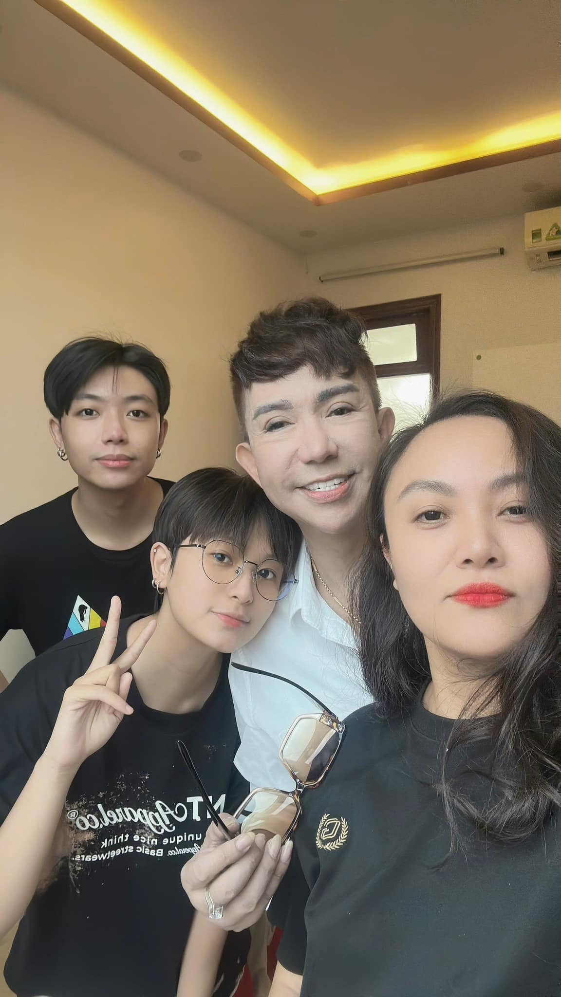 Hôn nhân 27 năm của nam nghệ sĩ đình đám và hoa khôi Hải Phòng: Yêu say đắm bất chấp tin đồn giới tính - Ảnh 4.