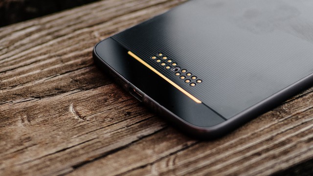 Motorola Từng Làm Điện Thoại Mỏng Hơn Iphone 17 Air, Có Cả Hệ Sinh Thái Phụ Kiện Gắn Lưng Từ Loa, Máy Chiếu Đến Máy Ảnh Siêu Zoom Và In Ảnh- Ảnh 2. Motorola Từng Làm Điện Thoại Mỏng Hơn Iphone 17 Air, Có Cả Hệ Sinh Thái Phụ Kiện Gắn Lưng Từ Loa, Máy Chiếu Đến Máy Ảnh Siêu Zoom Và In Ảnh- Ảnh 2.