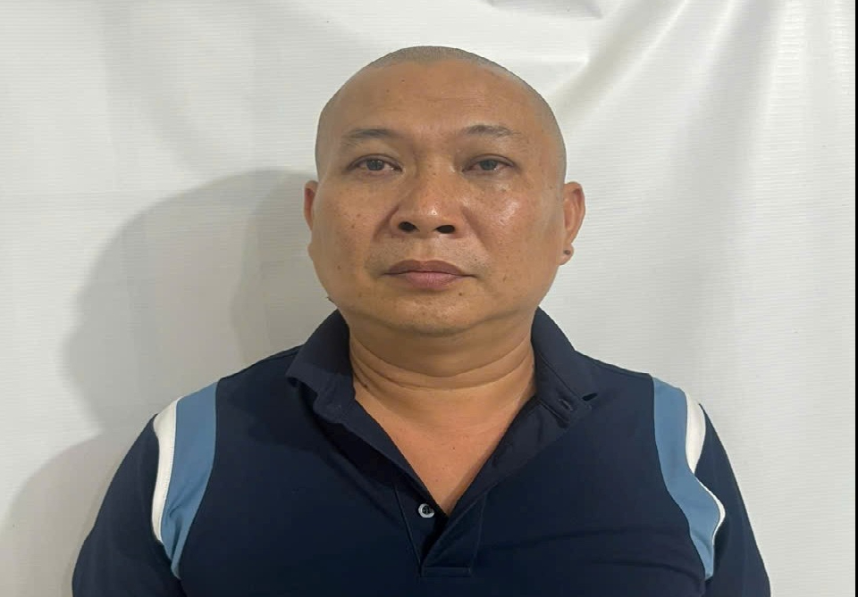 Bắt tạm giam Nguyễn Văn Sơn - đối tượng lừa “chạy án”, đe dọa khi gia đình “quay xe”- Ảnh 1.