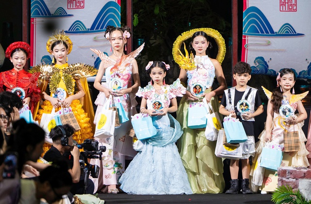 NTK Nhật Thực đưa khán giả vào thế giới cổ tích bằng show thời trang ấn tượng- Ảnh 2. NTK Nhật Thực đưa khán giả vào thế giới cổ tích bằng show thời trang ấn tượng- Ảnh 2.