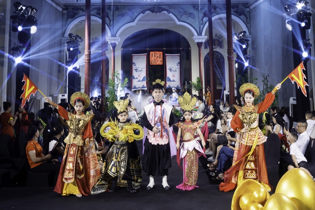 NTK Nhật Thực đưa khán giả vào thế giới cổ tích bằng show thời trang ấn tượng- Ảnh 6. NTK Nhật Thực đưa khán giả vào thế giới cổ tích bằng show thời trang ấn tượng- Ảnh 6.