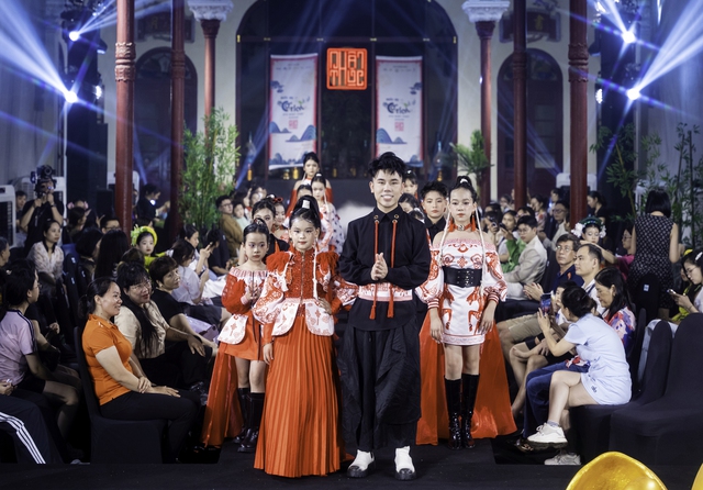 NTK Nhật Thực đưa khán giả vào thế giới cổ tích bằng show thời trang ấn tượng- Ảnh 5. NTK Nhật Thực đưa khán giả vào thế giới cổ tích bằng show thời trang ấn tượng- Ảnh 5.