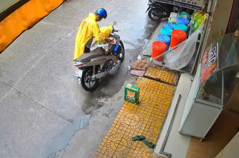 CLIP: Hành động gây sốc của người đàn ông đi xe xịn ở miền Tây - Ảnh 1.