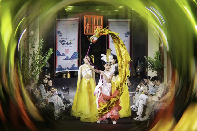 NTK Nhật Thực đưa khán giả vào thế giới cổ tích bằng show thời trang ấn tượng- Ảnh 3. NTK Nhật Thực đưa khán giả vào thế giới cổ tích bằng show thời trang ấn tượng- Ảnh 3.