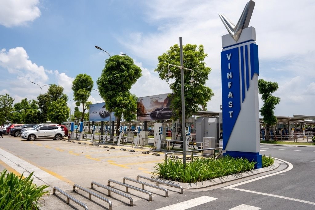 &Ocirc;ng Phạm Nhật Vượng v&agrave; h&agrave;nh tr&igrave;nh x&acirc;y "mạch m&aacute;u" cho xe điện tr&ecirc;n khắp Việt Nam - Ảnh 1.