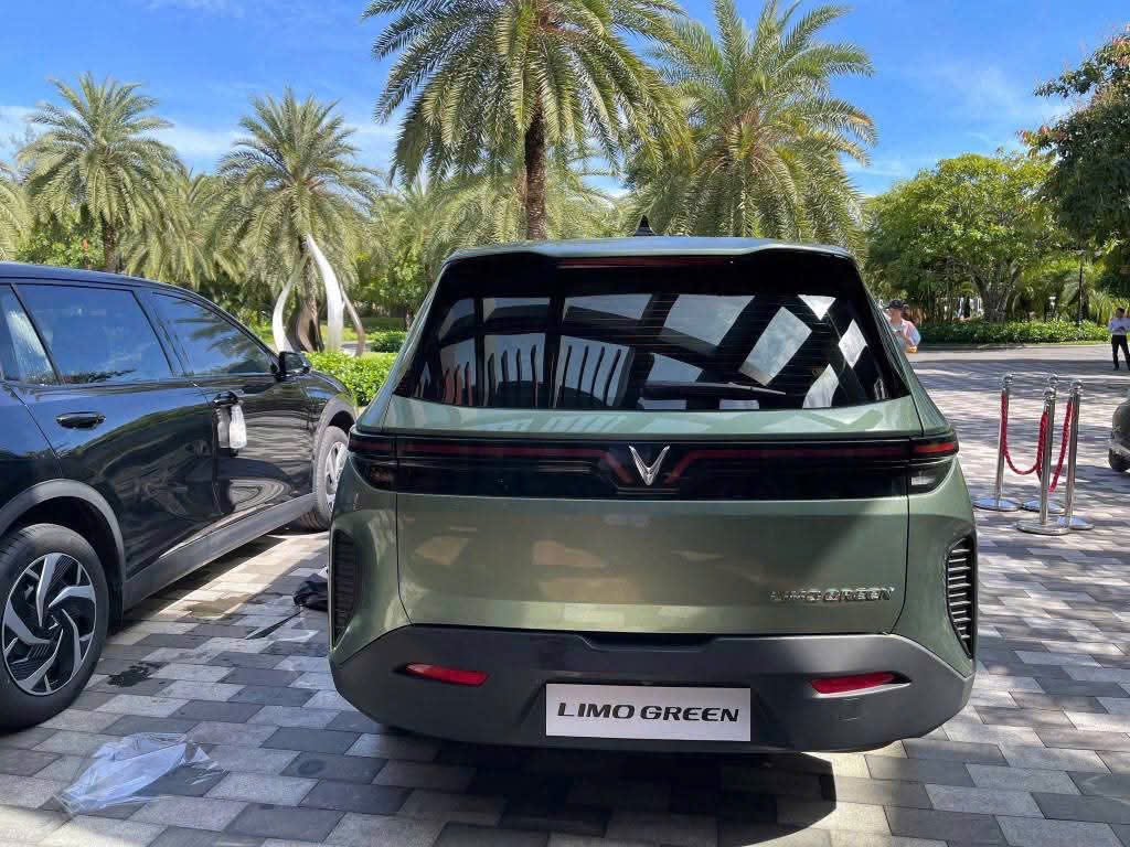 VinFast Limo Green lộ chi tiết nội thất không thể hiện qua bảng thông số: Cửa gió cho 3 hàng ghế, sạc USB phía sau, vô lăng gây thắc mắc - Ảnh 12.