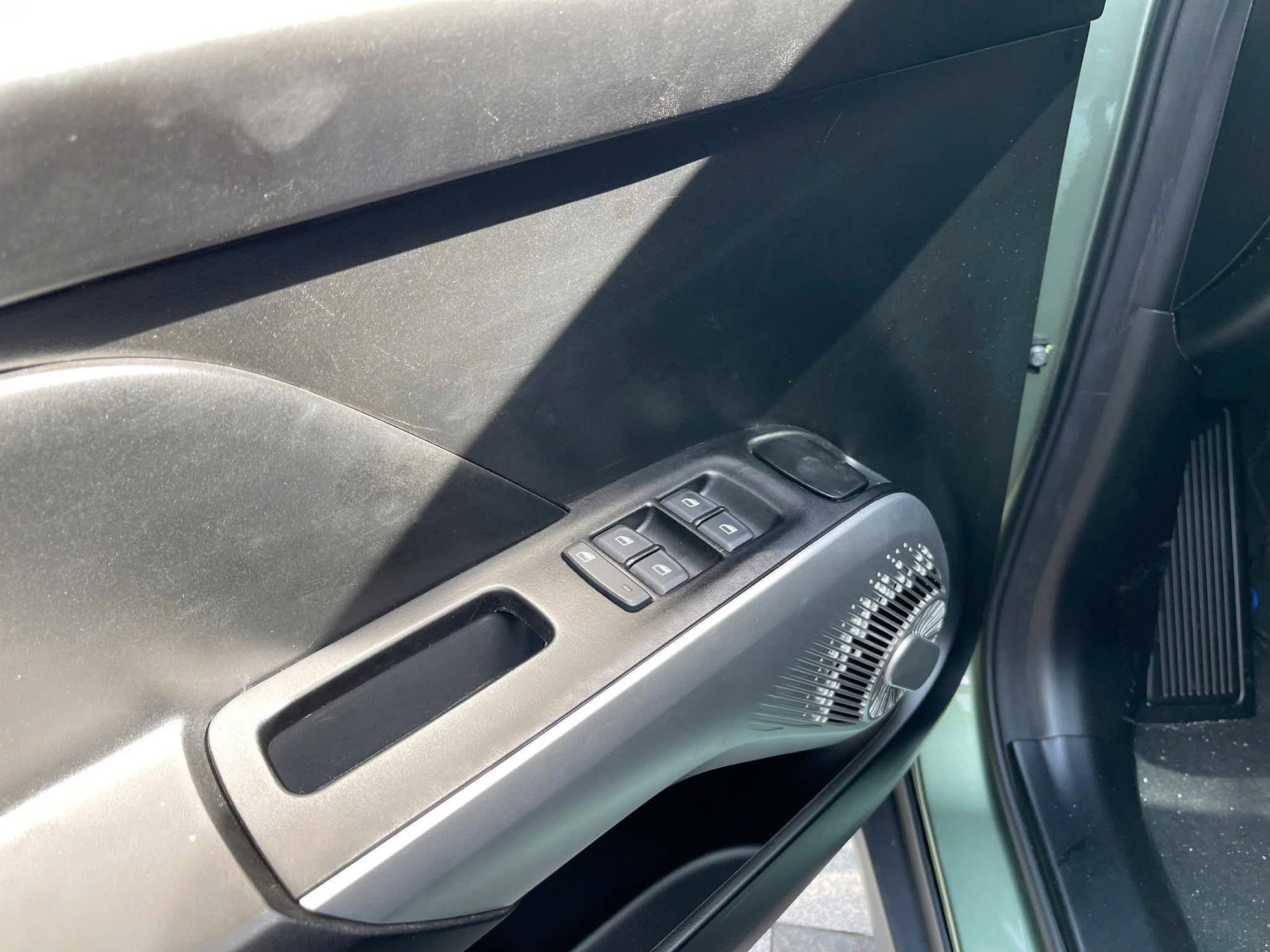 VinFast Limo Green lộ chi tiết nội thất không thể hiện qua bảng thông số: Cửa gió cho 3 hàng ghế, sạc USB phía sau, vô lăng gây thắc mắc - Ảnh 8.