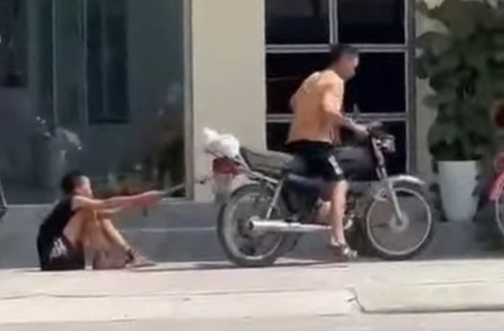 Phẫn nộ hình ảnh bé trai bị bố xích chân kéo lê trên đường phố Hải Phòng- Ảnh 1.