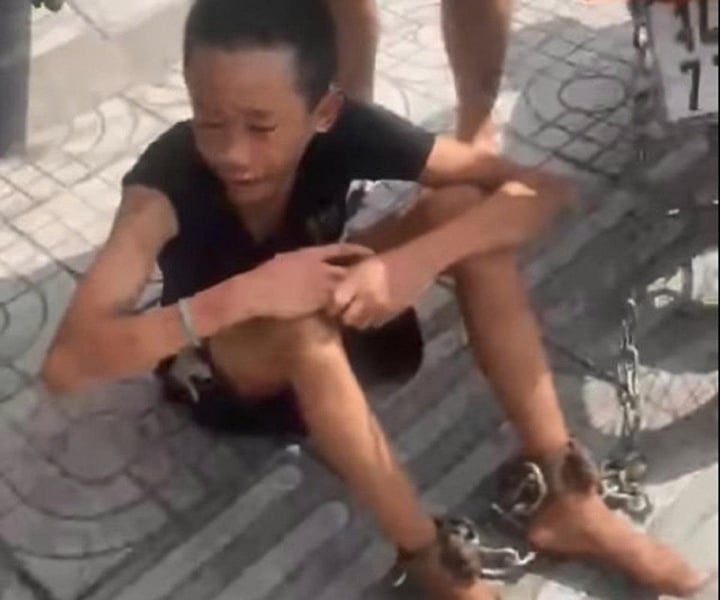 Phẫn nộ hình ảnh bé trai bị bố xích chân kéo lê trên đường phố Hải Phòng- Ảnh 2.