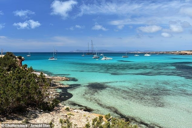 Sự thật về 5 thi thể tay chân bị trói trôi dạt ngoài khơi Mallorca - Ảnh 1.