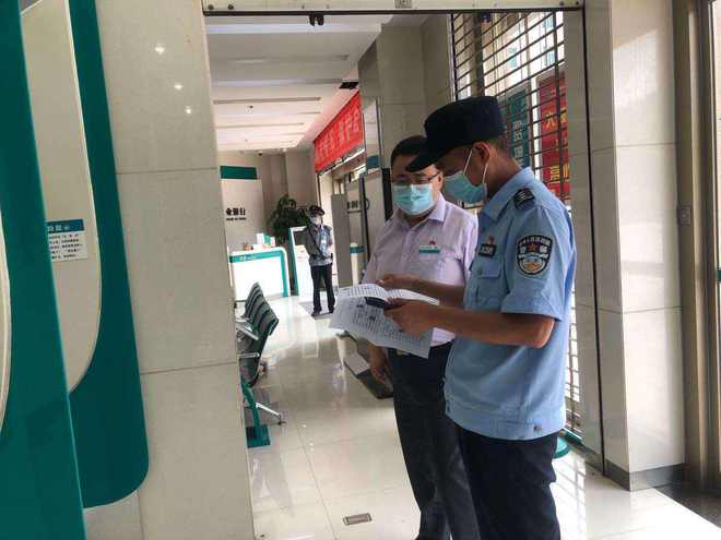 Vợ âm thầm mang hơn 365 triệu tiền "quỹ đen" của chồng đi gửi ngân hàng, ai ngờ chồng bị cảnh sát mời làm việc- Ảnh 2. Vợ âm thầm mang hơn 365 triệu tiền "quỹ đen" của chồng đi gửi ngân hàng, ai ngờ chồng bị cảnh sát mời làm việc- Ảnh 2.