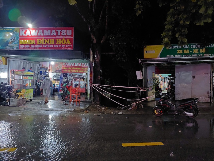 Người đàn ông bị nước cuốn trôi ở Đà Nẵng sau mưa lớn gây hoang mang - Ảnh 1. Người đàn ông bị nước cuốn trôi ở Đà Nẵng sau mưa lớn gây hoang mang - Ảnh 1.