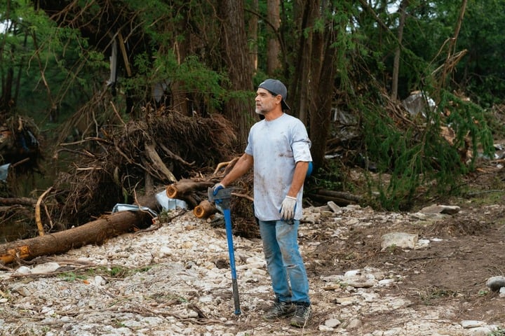 Thảm họa lũ lụt Texas: Cả gia đ&igrave;nh 6 người mất t&iacute;ch trong trận lũ qu&eacute;t - Ảnh 1.