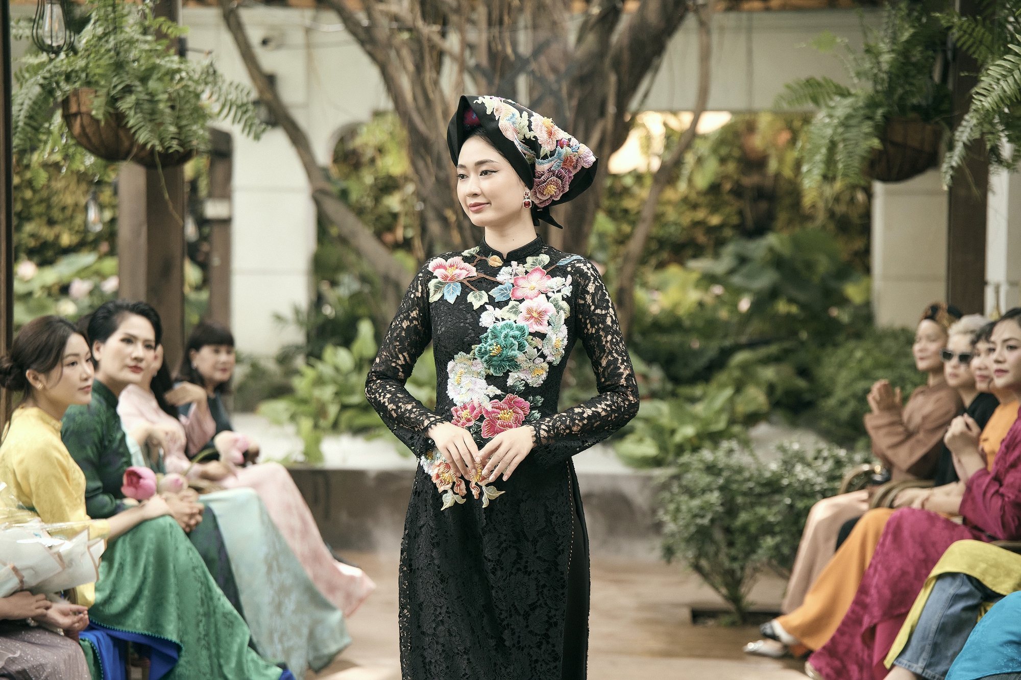 Dàn sao Việt hội tụ trong show thời trang của Cao Minh Tiến- Ảnh 5. Dàn sao Việt hội tụ trong show thời trang của Cao Minh Tiến- Ảnh 5.