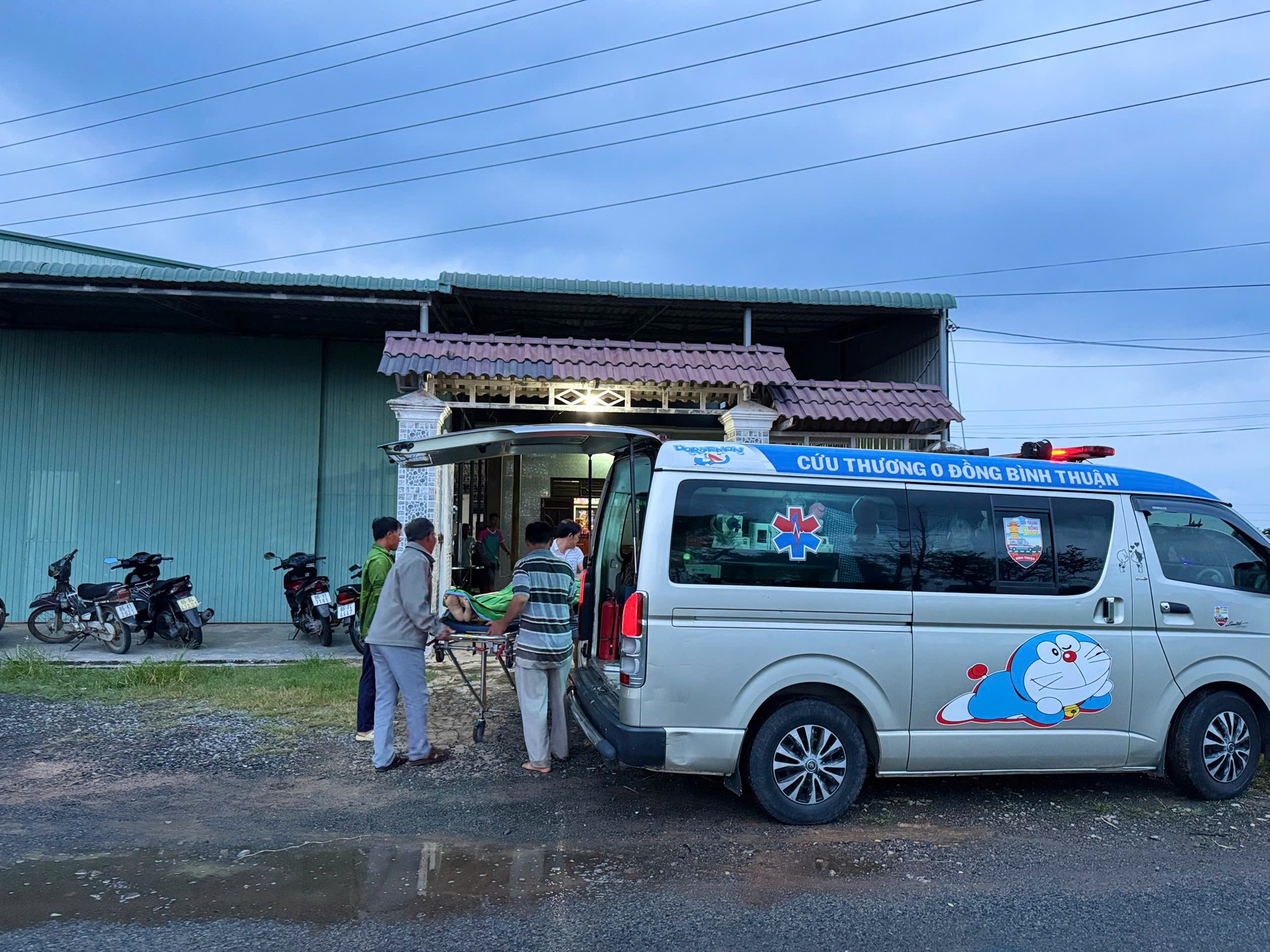 Người đàn ông bị điện giật tử vong khi phụ giúp nối điện tại công trình xây nhà cho em gái- Ảnh 1.