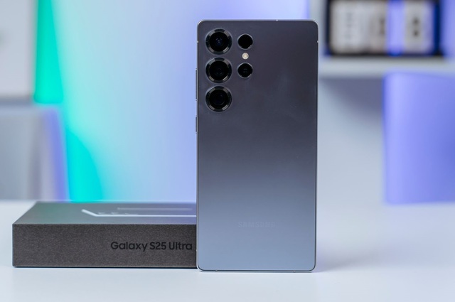 Giảm giá sốc: iPhone rẻ khó tin, giá củ sạc chạm đáy 7.000 đồng, đồng hồ thông minh "bay" tiền triệu - Ảnh 2. Giảm giá sốc: iPhone rẻ khó tin, giá củ sạc chạm đáy 7.000 đồng, đồng hồ thông minh "bay" tiền triệu - Ảnh 2.