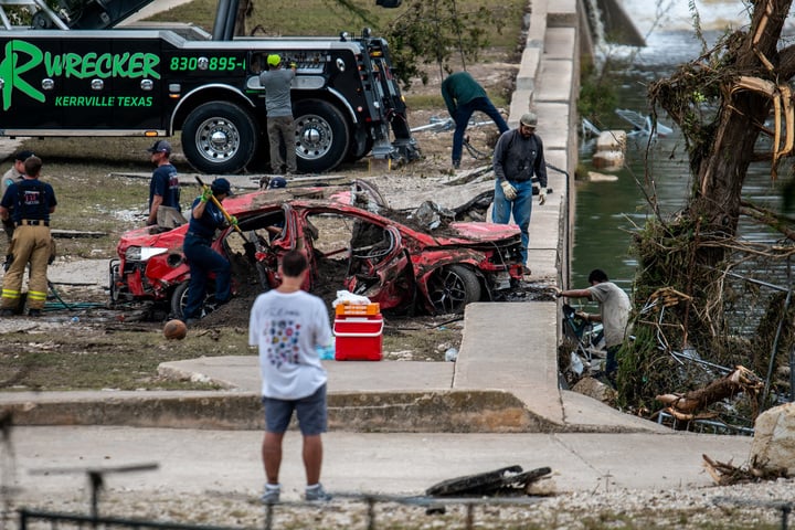 Thảm họa lũ lụt Texas: Cả gia đ&igrave;nh 6 người mất t&iacute;ch trong trận lũ qu&eacute;t - Ảnh 3.