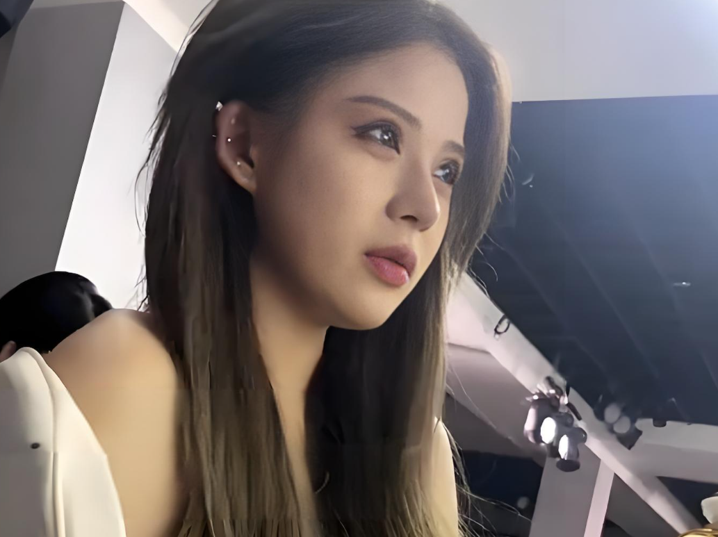 Tôi tưởng mình sẽ ngẩng cao đầu khi đi ăn cưới người yêu cũ, ai ngờ lại bị cả hội trường giội cho gáo nước lạnh- Ảnh 1.