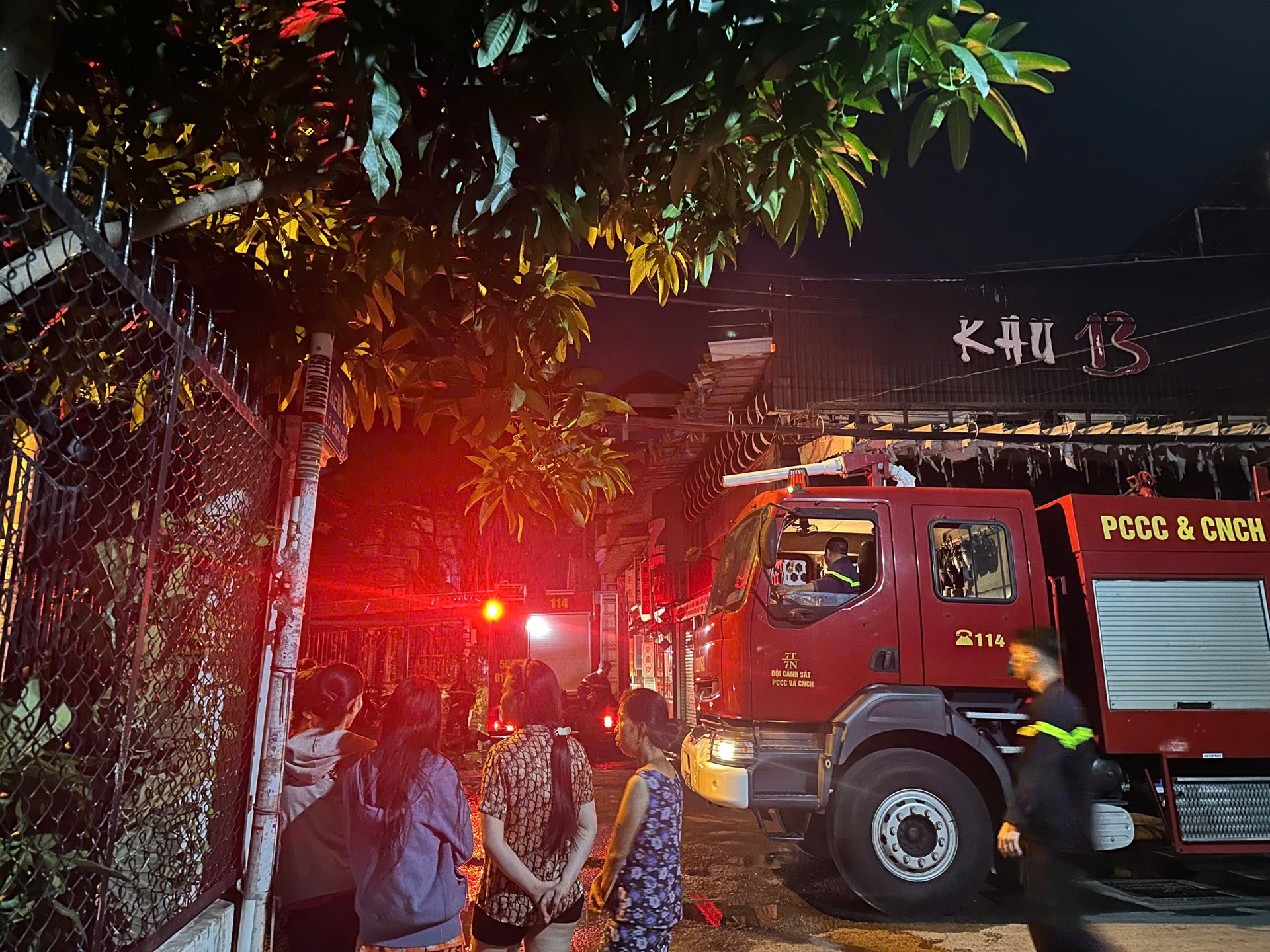 Cháy chung cư Độc Lập, TP.HCM: Vì sao 8 người không thể thoát ra ngoài trước khi tử vong thương tâm? - Ảnh 3.