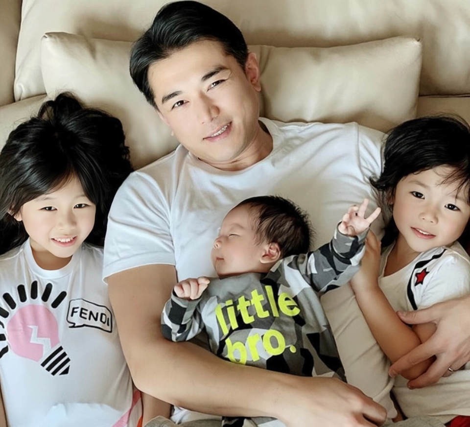 Từng làm khuynh đảo màn ảnh, nam diễn viên giờ ‘sống sót’ bằng nghề… livestream bán thịt bò - Ảnh 3.