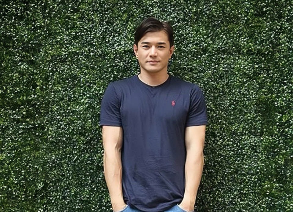 Từng làm khuynh đảo màn ảnh, nam diễn viên giờ ‘sống sót’ bằng nghề… livestream bán thịt bò - Ảnh 2.