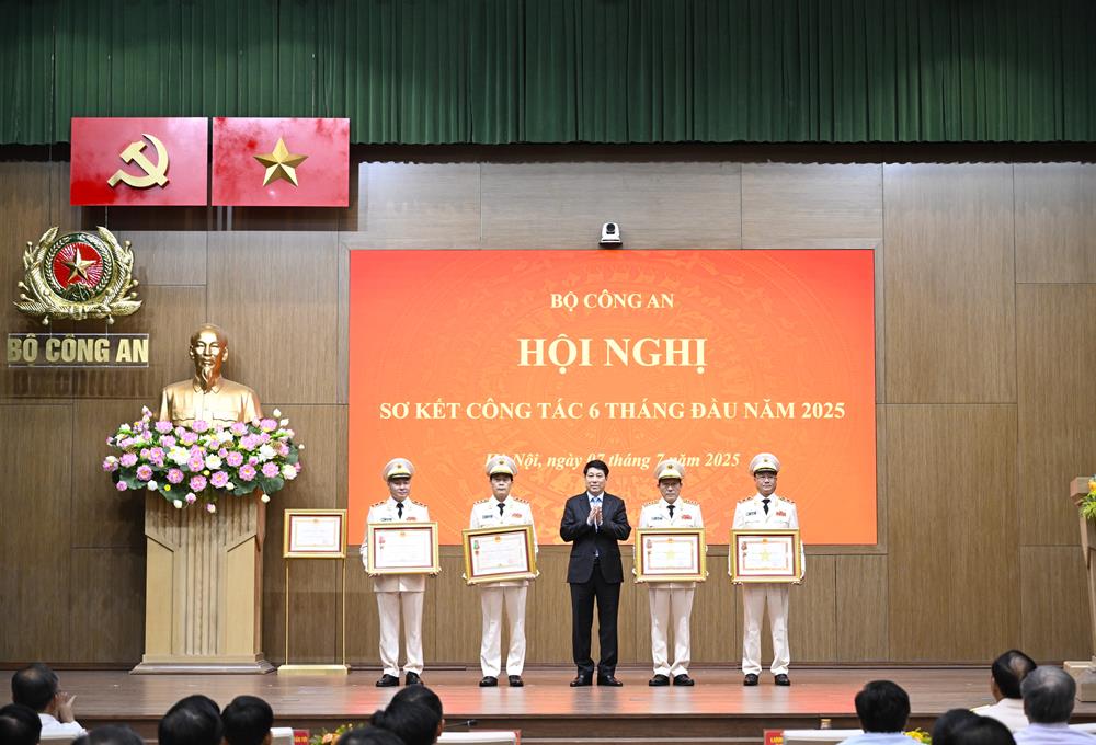 Chủ tịch nước Lương Cường biểu dương lực lượng Công an nhân dân- Ảnh 4. Chủ tịch nước Lương Cường biểu dương lực lượng Công an nhân dân- Ảnh 4.