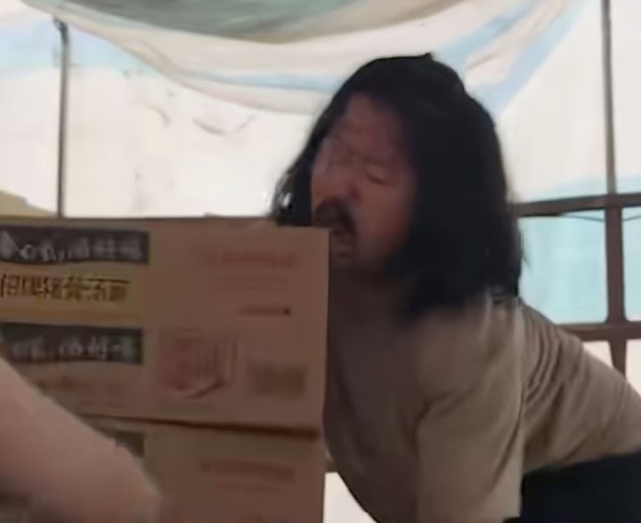 Người bại liệt quy&ecirc;n g&oacute;p 5 tấn h&agrave;ng cứu trợ cho nạn nh&acirc;n lũ lụt - Ảnh 3.