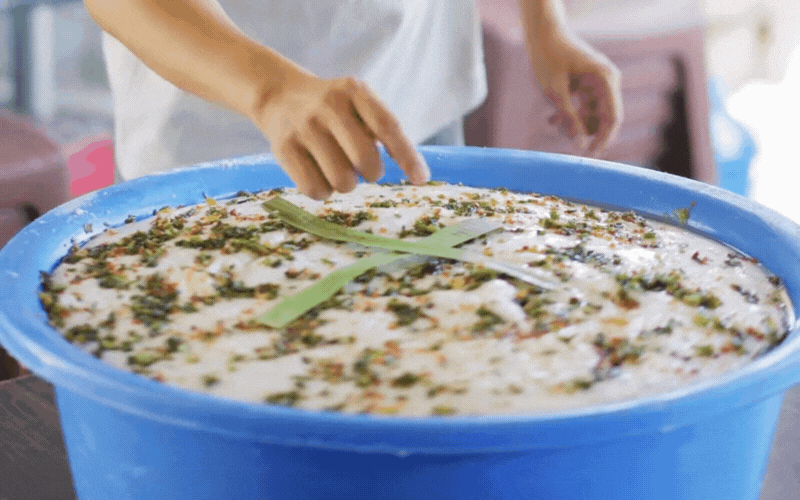 Tập tục lạ kỳ của người Huế khi nấu ăn: Đặt l&aacute; h&igrave;nh chữ thập l&ecirc;n tr&ecirc;n m&oacute;n ăn để tr&aacute;nh bị "ng&acirc;u vọc", l&yacute; do khiến ai cũng bất ngờ- Ảnh 1.