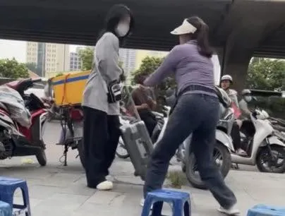 Xác minh vụ cô gái bến xe Mỹ Đình bị người bán trà đá đuổi đi trên vỉa hè - Ảnh 1.