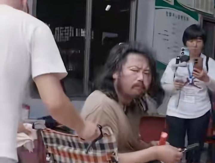 Người bại liệt quy&ecirc;n g&oacute;p 5 tấn h&agrave;ng cứu trợ cho nạn nh&acirc;n lũ lụt - Ảnh 2.