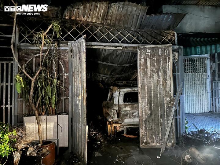 Ch&aacute;y chung cư ở TP.HCM trong đ&ecirc;m, 8 người tử vong- Ảnh 1.