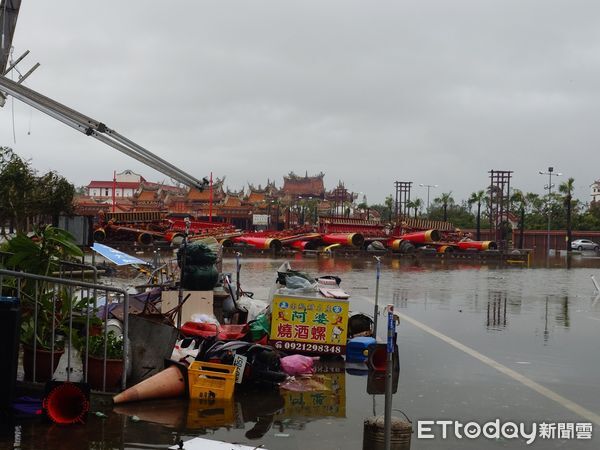 Bão Danas tàn phá Đài Loan: 2 người chết, hàng trăm người bị thương - Ảnh 1.