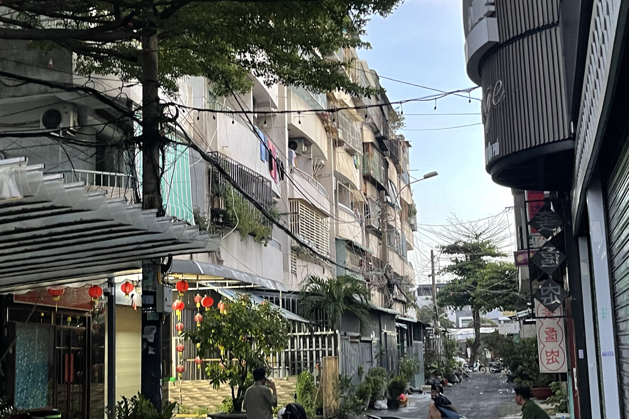 Chủ tịch UBND TP HCM thăm hỏi gia đình nạn nhân vụ cháy chung cư Độc Lập - Ảnh 2. Chủ tịch UBND TP HCM thăm hỏi gia đình nạn nhân vụ cháy chung cư Độc Lập - Ảnh 2.
