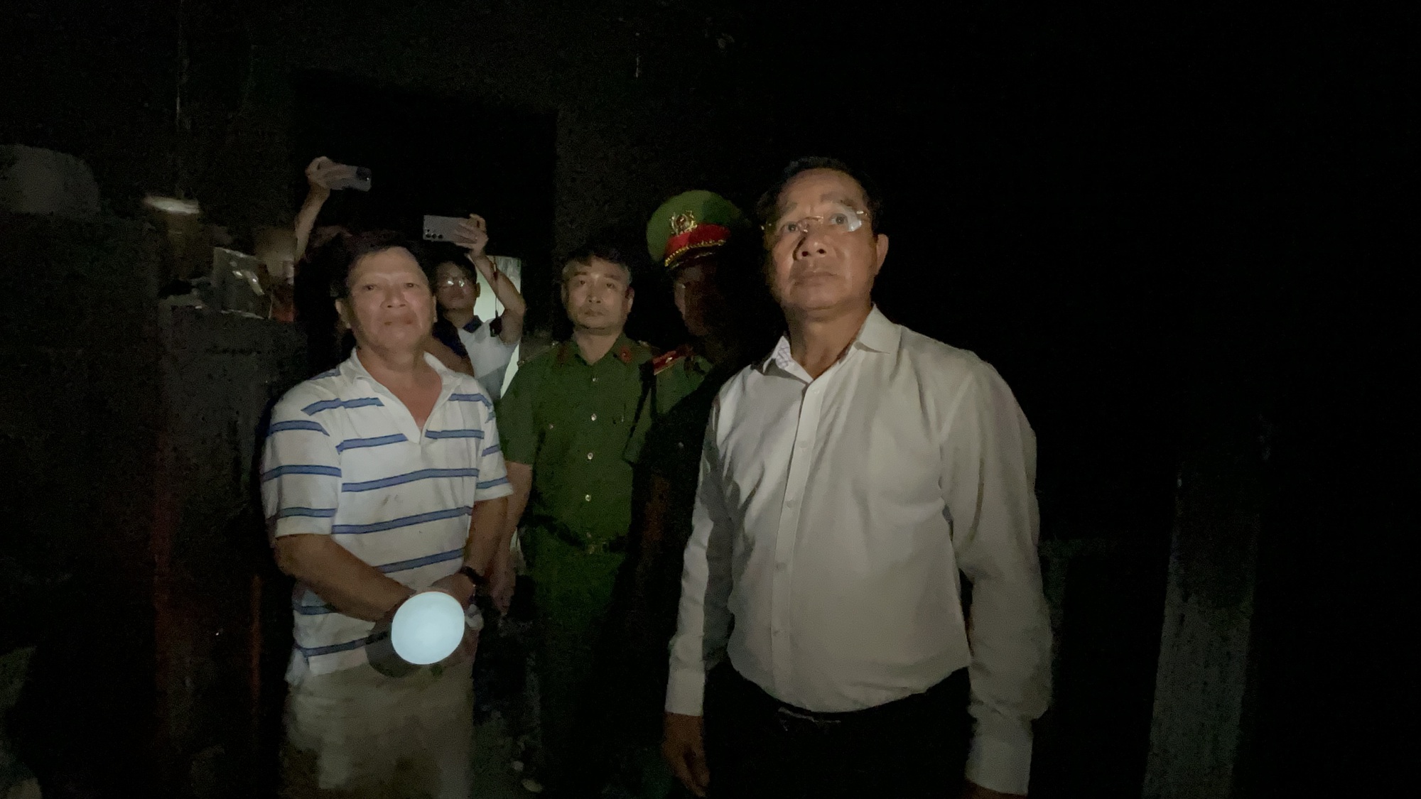 Chủ tịch UBND TP HCM thăm hỏi gia đình nạn nhân vụ cháy chung cư Độc Lập - Ảnh 1. Chủ tịch UBND TP HCM thăm hỏi gia đình nạn nhân vụ cháy chung cư Độc Lập - Ảnh 1.