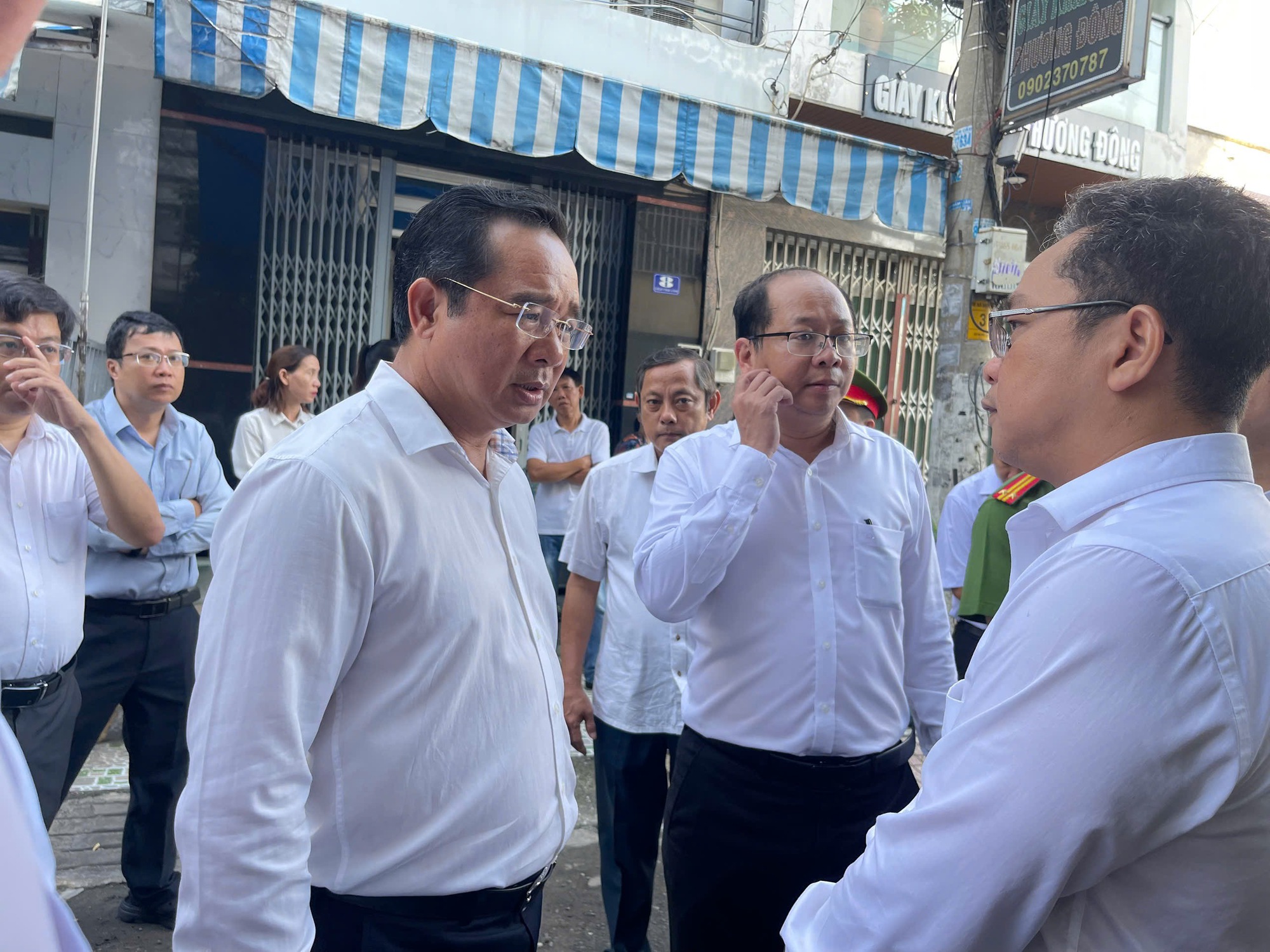 Chủ tịch UBND TP HCM thăm hỏi gia đình nạn nhân vụ cháy chung cư Độc Lập - Ảnh 4. Chủ tịch UBND TP HCM thăm hỏi gia đình nạn nhân vụ cháy chung cư Độc Lập - Ảnh 4.