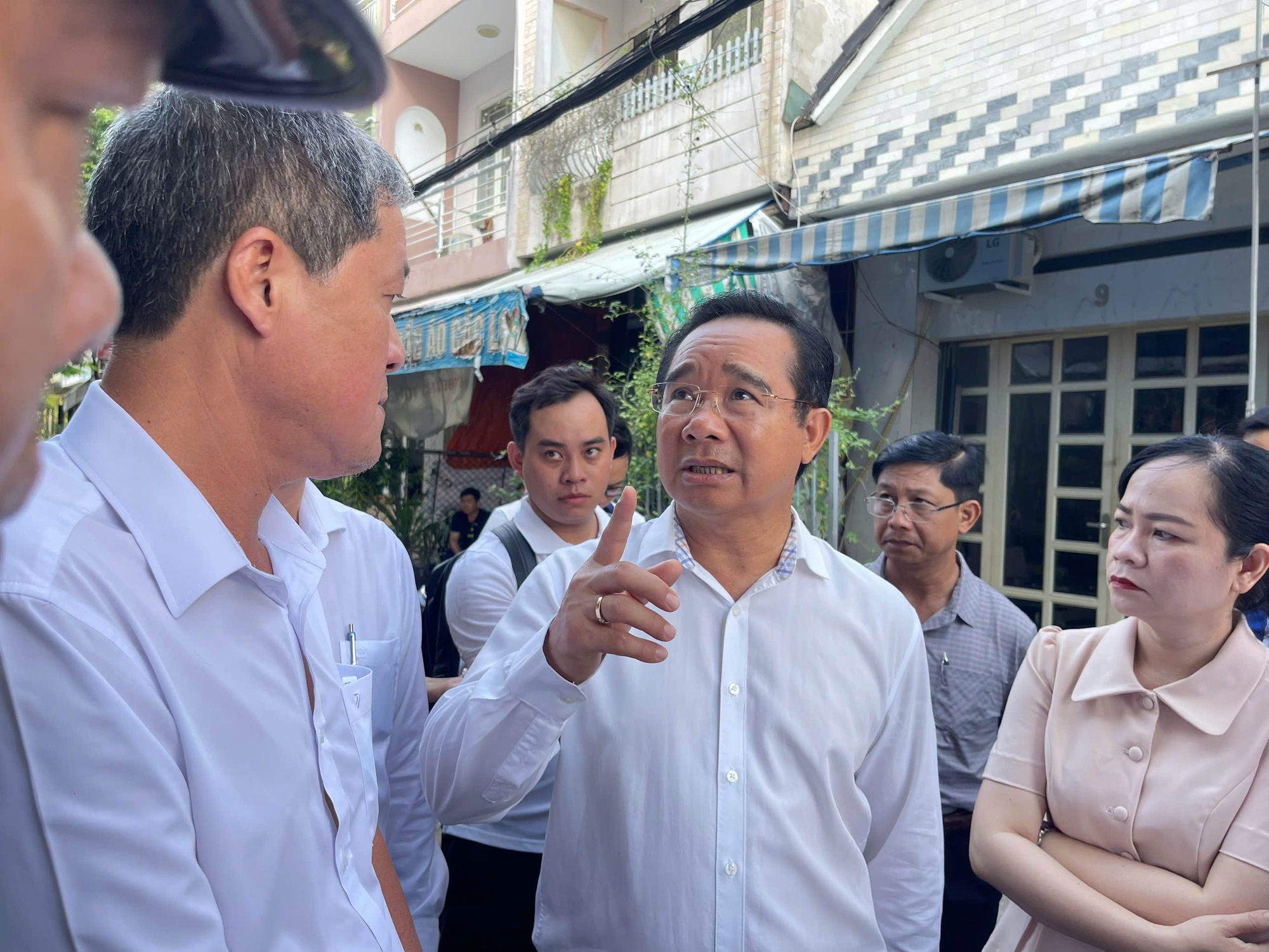 Chủ tịch UBND TP HCM thăm hỏi gia đình nạn nhân vụ cháy chung cư Độc Lập - Ảnh 3. Chủ tịch UBND TP HCM thăm hỏi gia đình nạn nhân vụ cháy chung cư Độc Lập - Ảnh 3.