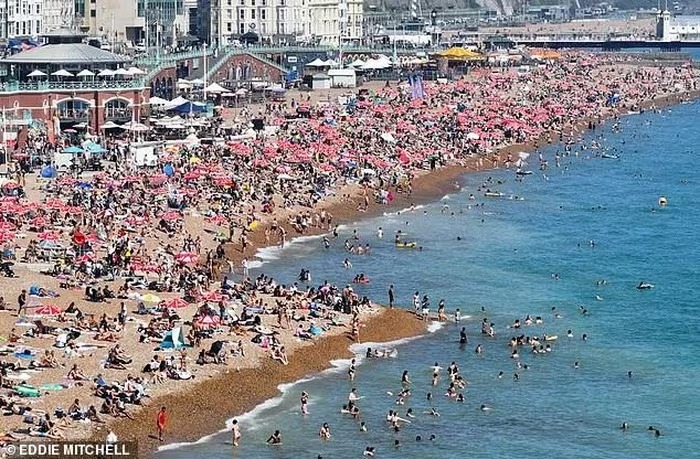 "M&acirc;y s&oacute;ng thần" khổng lồ ập v&agrave;o bờ biển Bồ Đ&agrave;o Nha- Ảnh 5.